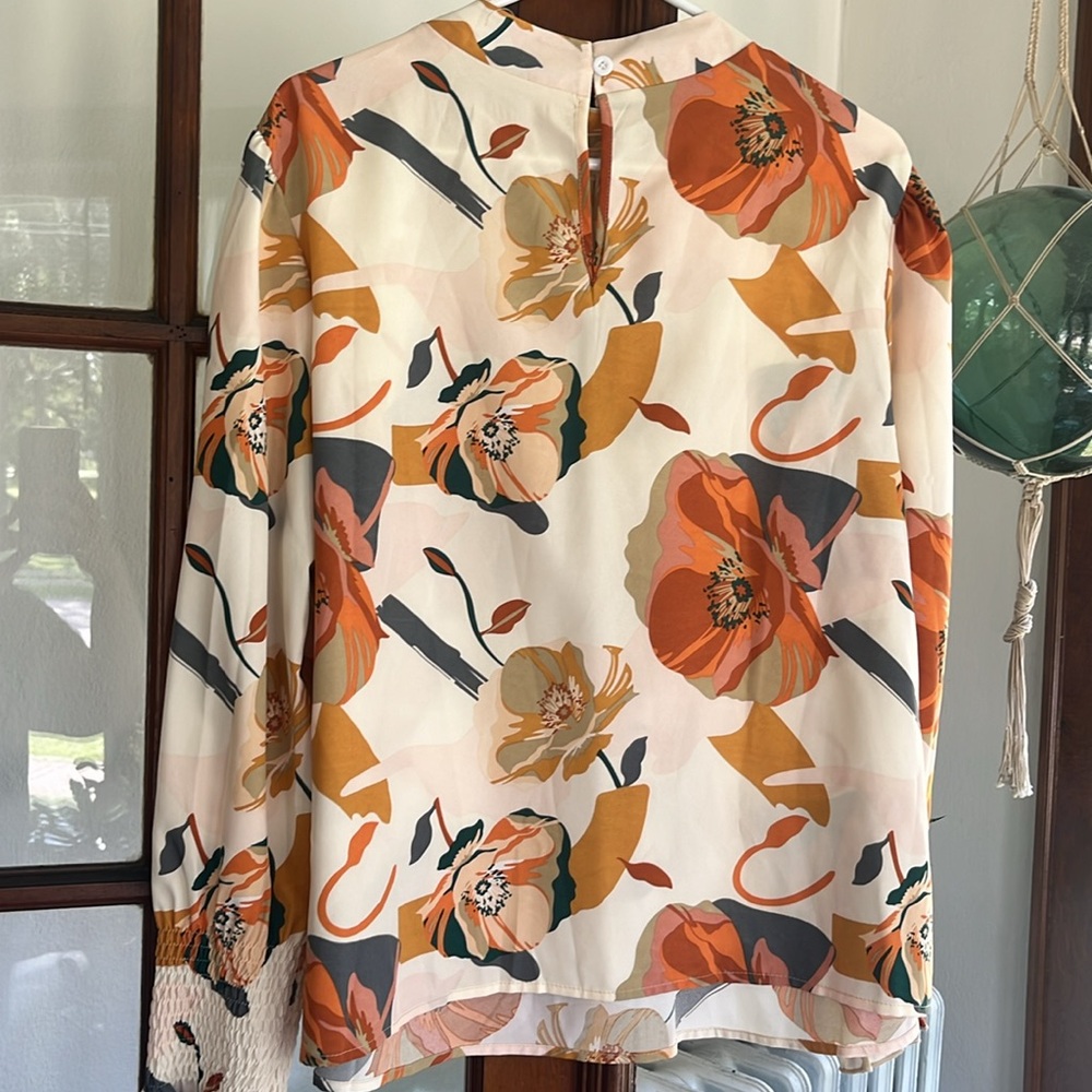 Beautiful Flowy blouse NWOT - Picture 5 of 7